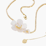 Load image into Gallery viewer, Mother of Pearl Flower Necklace with Gold Tone Chain