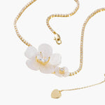 Load image into Gallery viewer, Mother of Pearl Flower Necklace with Gold Tone Chain