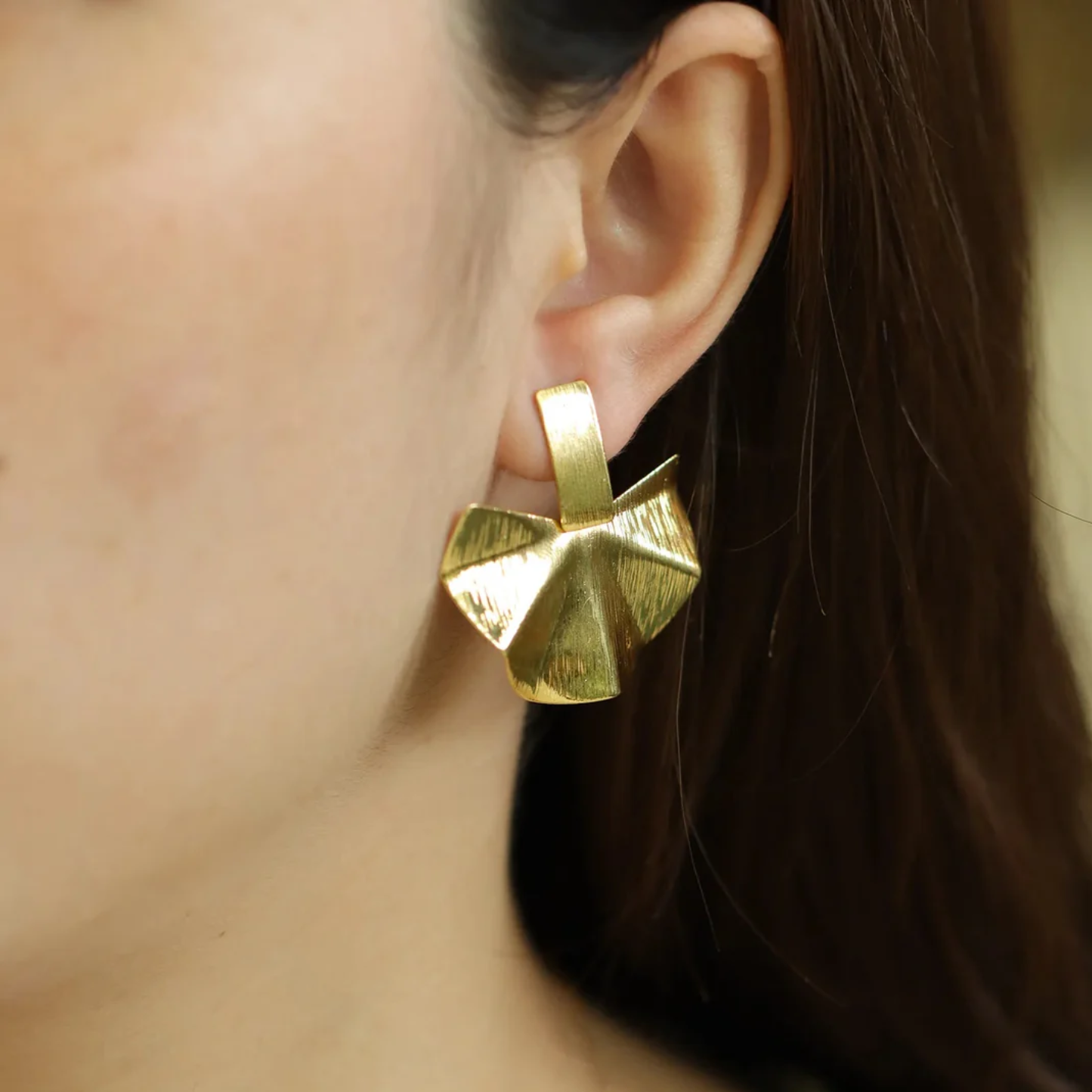 Why White Gold Diamond Earrings Are Always in Style